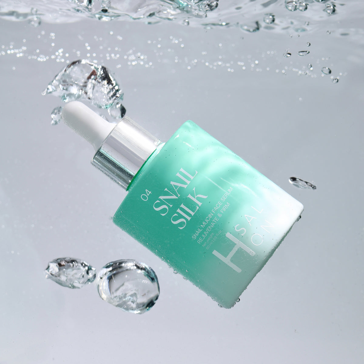 Lightweight snail mucin serum for hydrated, smoother and radiant-looking skin.